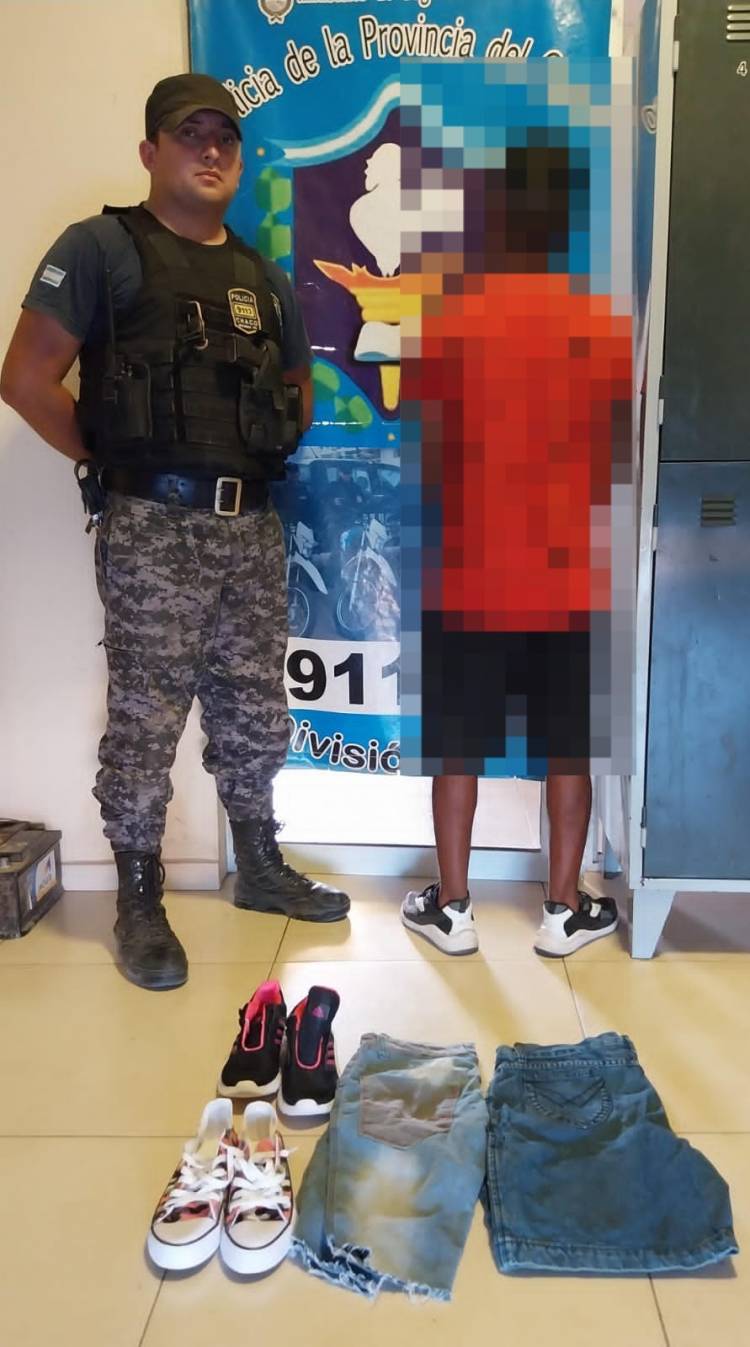 FUE DETENIDO POR ESTAR VENDIENDO PRENDAS DE VESTIR ROBADAS