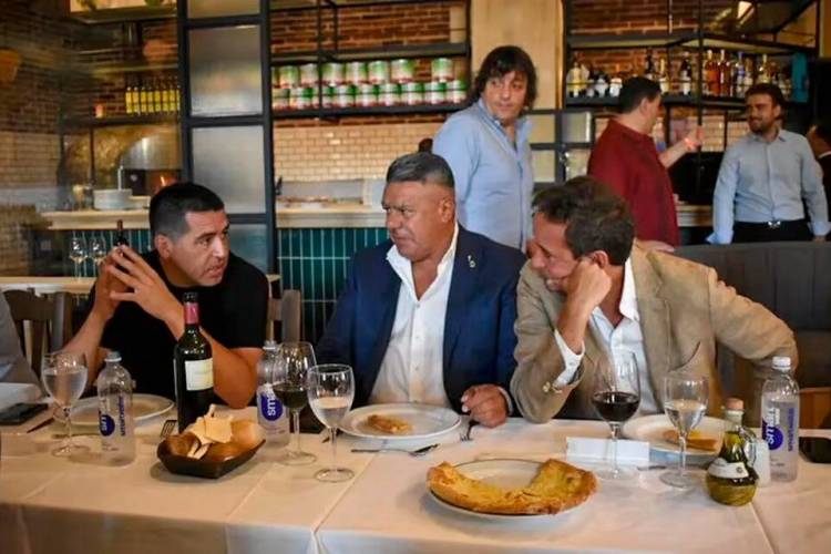 CLÁSICOS: "CHIQUI" TAPIA ALMORZÓ CON DIRIGENTES DE CLUBES Y ÁRBITROS