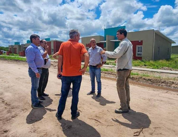 EL PRESIDENTE DEL IPDUV SUPERVISÓ OBRAS EN EL PARAJE EL PALMAR, QUITILIPI 