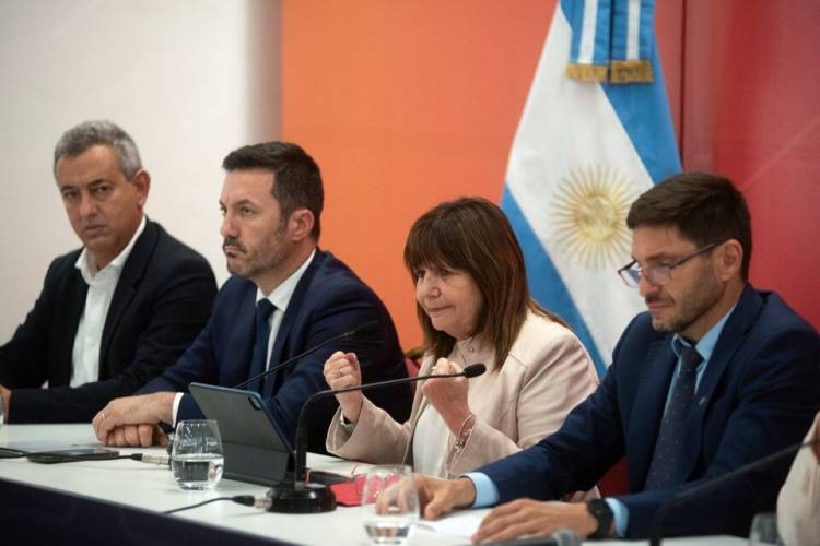MÁS UNIFORMES, LA RECETA ÚNICA DE PATRICIA BULLRICH