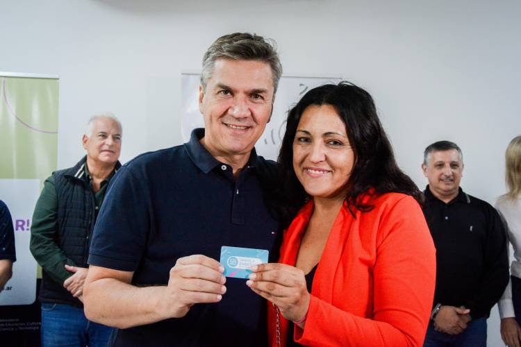 ENTREGA DEL BOLETO DOCENTE EN SÁENZ PEÑA: “APOYO FUNDAMENTAL PARA NUESTROS EDUCADORES”, DIJO EL GOBERNADOR 