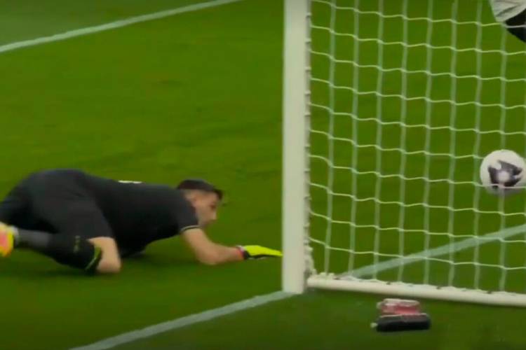 INCREÍBLE BLOOPER Y GOL EN CONTRA DEL DIBU MARTÍNEZ AL MINUTO DE INICIADO EL PARTIDO