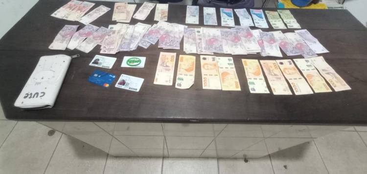 VILLA ANGELA: EFECTIVOS POLICIALES ENCONTRARON UNA BILLETERA EXTRAVIADA CON DINERO Y LA DEVOLVIERON