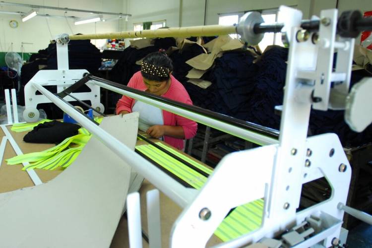 LAS FÁBRICAS TRABAJAN AL 50 POR CIENTO