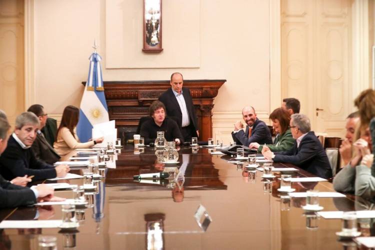 MILEI SALIÓ A RATIFICAR A CAPUTO Y A TRATAR DE CALMAR LA INTERNA EN ECONOMÍA
