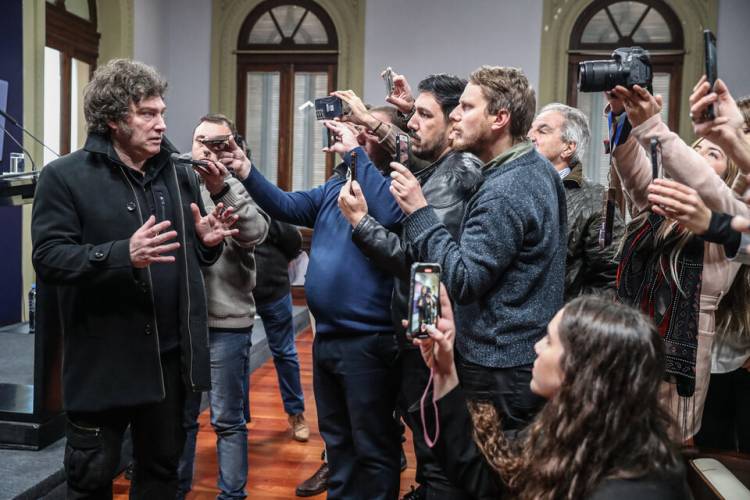 LA POLÉMICA DETRÁS DEL INTENTO DEL GOBIERNO DE REVIVIR EL CARNÉ PARA PERIODISTAS