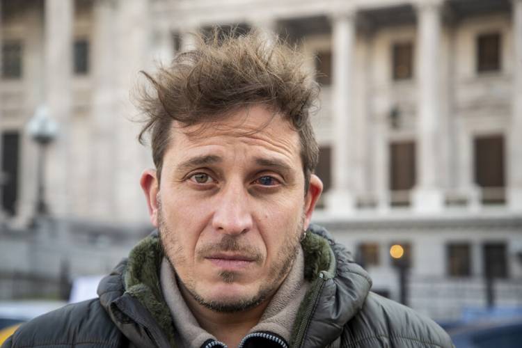EL ABOGADO QUE PERDIÓ LA VISIÓN DE UN OJO EN LA REPRESIÓN ANTERIOR Y DEFIENDE A 3 DETENIDOS