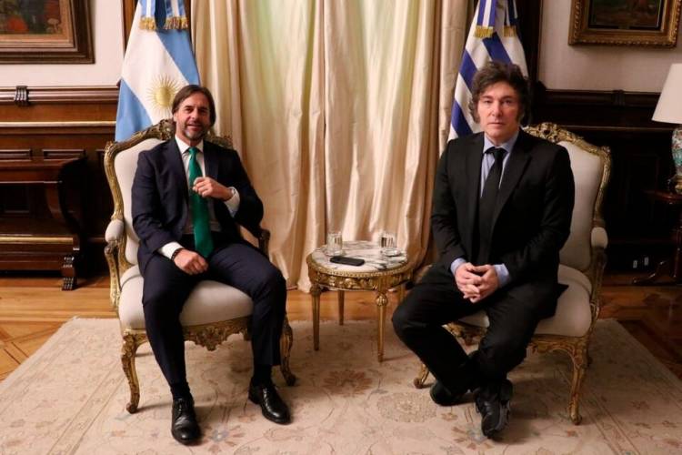 JAVIER MILEI MANTUVO UN HERMÉTICO ENCUENTRO CON LUIS LACALLE POU