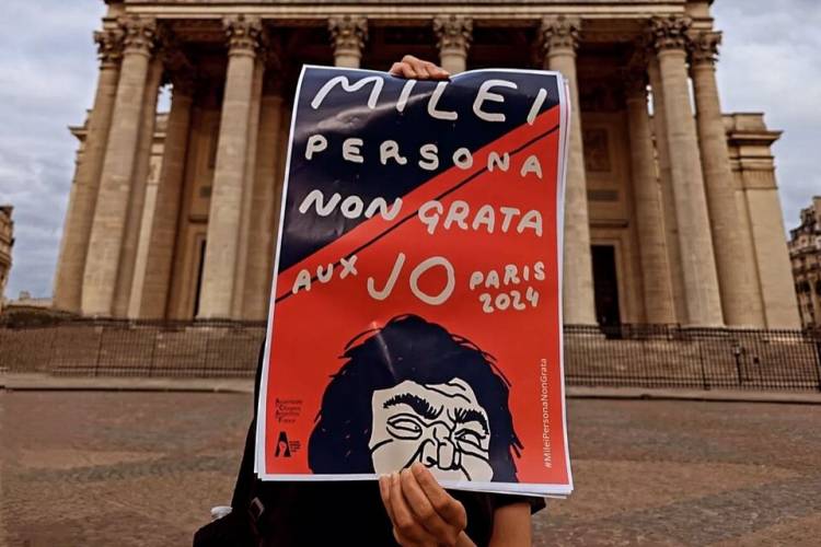 APARECIERON CARTELES EN LAS CALLES DE PARÍS QUE DECLARAN A MILEI "PERSONA NO GRATA"