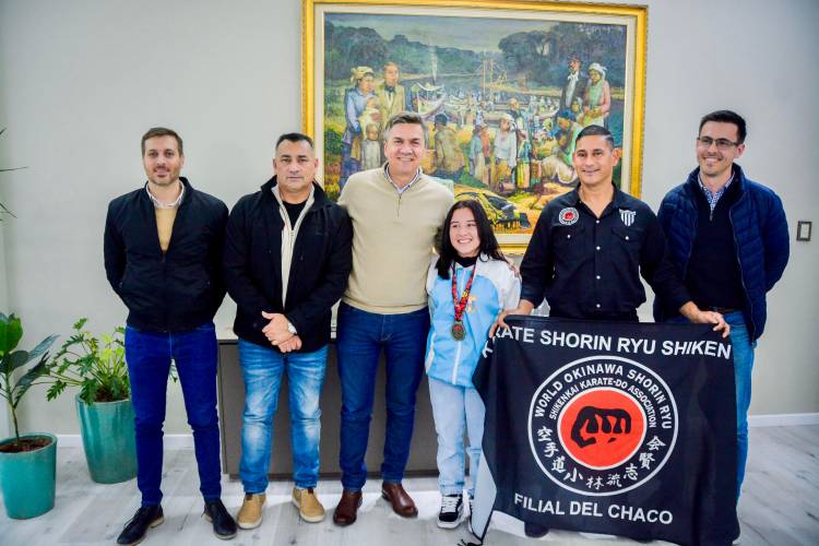 EL GOBERNADOR ZDERO RECIBIÓ A MELANI ALEGRE, LA CHAQUEÑA RECIENTEMENTE CONSAGRADA COMO CAMPEONA MUNDIAL DE KARATE 