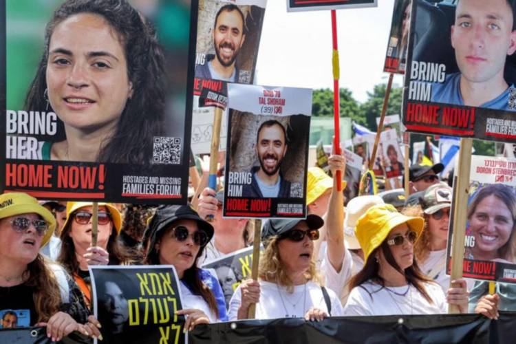 FAMILIARES DE REHENES ACUSARON A NETANYAHU DE OBSTACULIZAR UN ALTO AL FUEGO EN GAZA