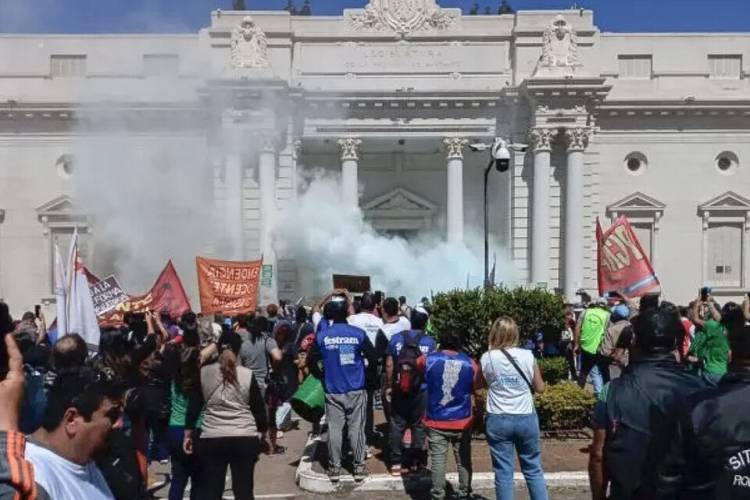 EN SANTA FE PARA LOS JUBILADOS HAY REFORMA, PALOS Y GASES