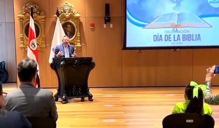 POR UN DÍA, LA BIBLIA OCUPÓ EL CENTRO DEL CONGRESO DE COSTA RICA