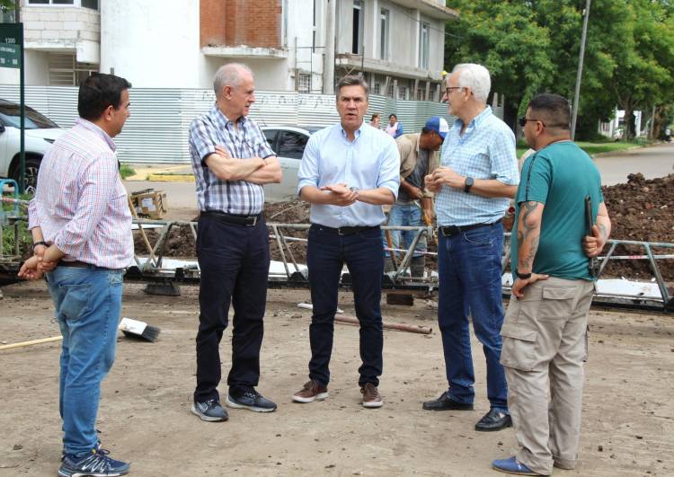 RESISTENCIA: EL GOBERNADOR ZDERO Y EL INTENDENTE ROY NIKISCH CONSTATARON EL AVANCE DE OBRAS DE PAVIMENTACIÓN EN VILLA SAN MARTÍN