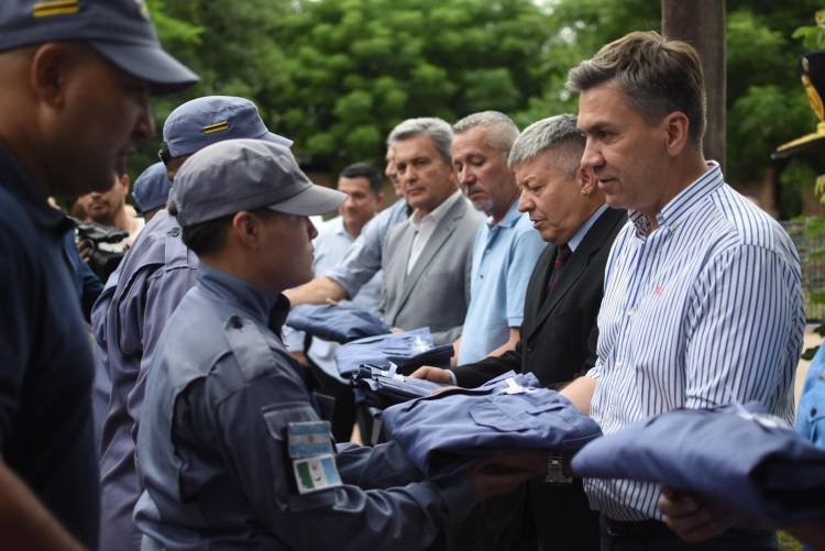 CONCEPCIÓN DEL BERMEJO: EL GOBERNADOR ZDERO ENTREGÓ PATRULLERO Y UNIFORMES PARA EL PERSONAL DE LA COMISARÍA