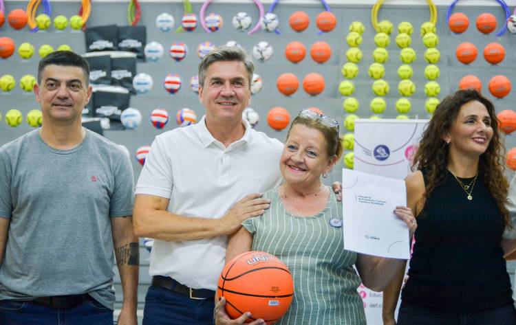 EL GOBERNADOR ZDERO ENTREGÓ ELEMENTOS DEPORTIVOS A ESCUELAS DE LA REGIONAL 10: ”EL DEPORTE CUMPLE UN ROL FUNDAMENTAL EN LA FORMACIÓN DE LAS PERSONAS"- AFIRMÓ.