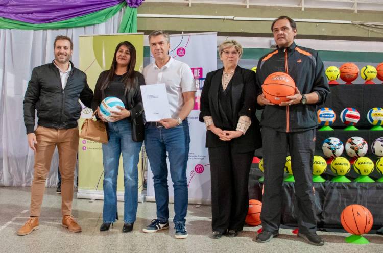 JUAN J. CASTELLI: EL GOBERNADOR ZDERO ENTREGÓ ELEMENTOS Y KITS DEPORTIVOS PARA ESCUELAS DE EL IMPENETRABLE