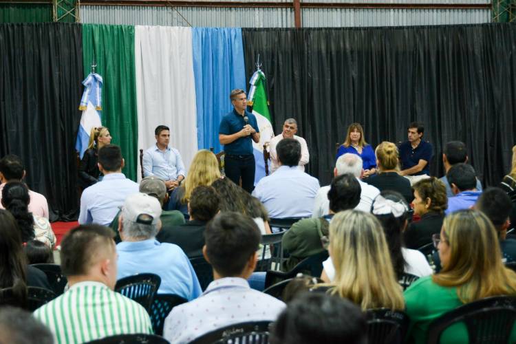ISLA DEL CERRITO: EL GOBERNADOR ZDERO ENTREGÓ TÍTULOS DE PROPIEDAD Y FIRMÓ EL CONVENIO PARA LA CREACIÓN DEL CENTRO DE MONITOREO LOCAL