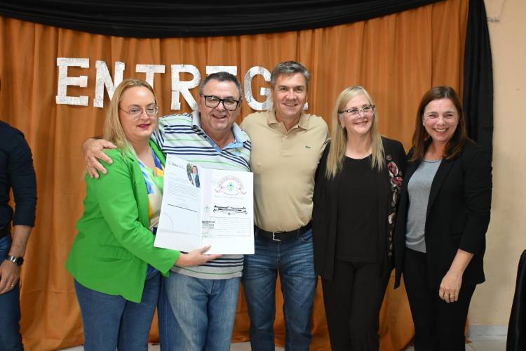 PAMPA DEL INFIERNO: EL GOBERNADOR ZDERO ENTREGÓ TÍTULOS DE PROPIEDAD Y ADJUDICACIONES DE TIERRAS FISCALES