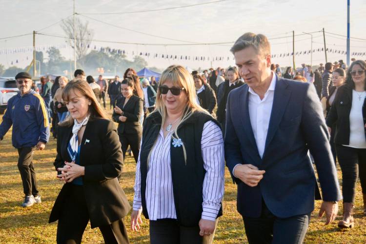 COLONIA POPULAR: EL GOBERNADOR ZDERO ACOMPAÑÓ EL PRIMER FESTIVAL PROVINCIAL DE LA BANDERA ARGENTINA