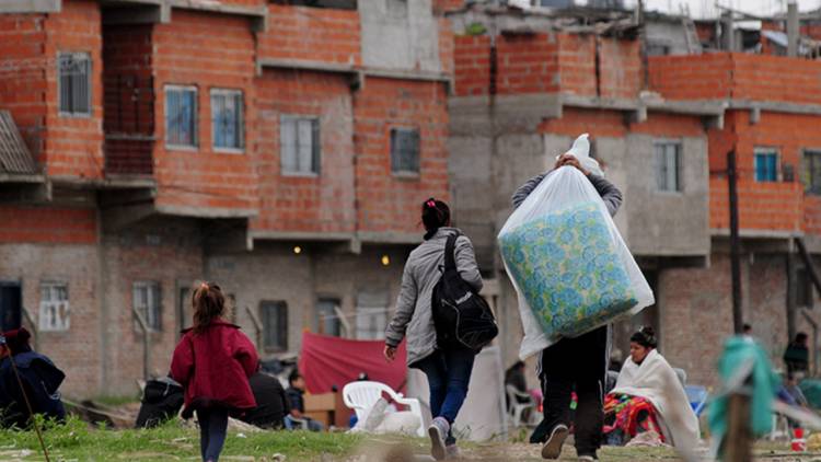 A CONTRAMANO DE LA REALIDAD