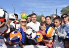 PRESIDENCIA ROCA: EL GOBERNADOR INAUGURÓ UN PLAYÓN DEPORTIVO Y ENTREGÓ ELEMENTOS E INDUMENTARIA