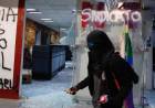 ACTIVISTAS LGTBI VANDALIZAN EN CIUDAD DE MÉXICO POR RETIRAR UNA BANDERA GAY