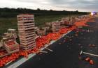 UN CAMIÓN REPLETO DE CÍTRICOS VOLCÓ CERCA DE LA ESCONDIDA
