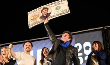 JAVIER MILEI SIGUE PENSANDO EN UNA DOLARIZACIÓN A LA ECUATORIANA