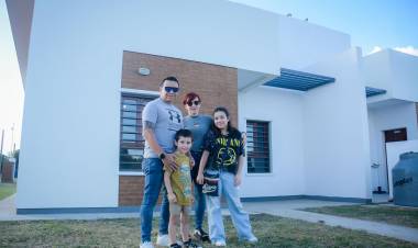 EL GOBERNADOR ZDERO ENTREGÓ VIVIENDAS A VECINOS DEL BARRIO CARPINCHO MACHO, EN RESISTENCIA