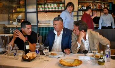 CLÁSICOS: "CHIQUI" TAPIA ALMORZÓ CON DIRIGENTES DE CLUBES Y ÁRBITROS