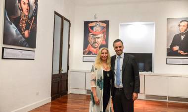 KARINA MILEI MANDÓ A TAPAR LAS FOTOS DE MUJERES