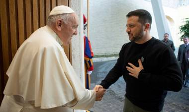FRANCISCO SUGIRIÓ LA “BANDERA BLANCA” Y SIGUE LA POLÉMICA