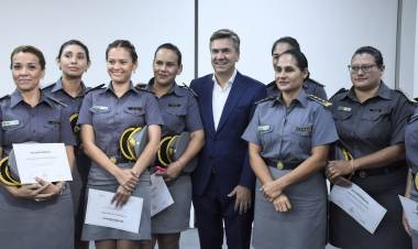 EL GOBERNADOR ENTREGÓ RECONOCIMIENTOS A MUJERES DE LA POLICÍA Y DEL SPP DEL CHACO 