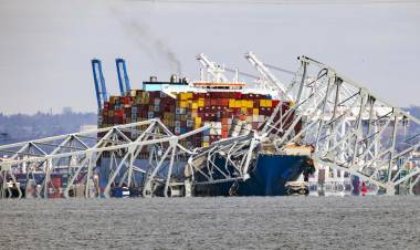UN PORTACONTENEDORES CHOCÓ CONTRA UN PUENTE