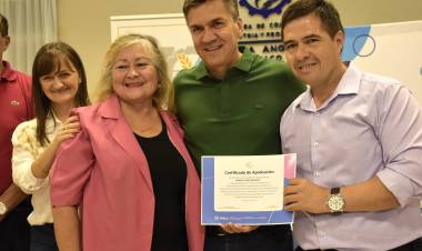 VILLA ÁNGELA: EL GOBERNADOR ENTREGÓ LOS PRIMEROS CRÉDITOS DEL “EMPRENDE ROSA” 