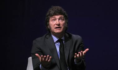 MILEI SE DESPIDE DE LA "V" Y CAMINA A UNA "L"