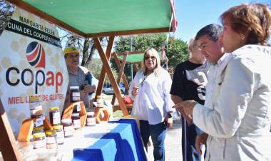 EL GOBIERNO Y EL MUNICIPIO DE RESISTENCIA DESARROLLARON LA FERIA DE PEQUEÑOS PRODUCTORES EN EL DOMO DEL CENTENARIO 