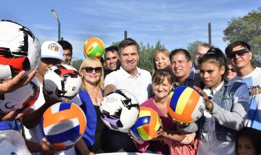 PRESIDENCIA ROCA: EL GOBERNADOR INAUGURÓ UN PLAYÓN DEPORTIVO Y ENTREGÓ ELEMENTOS E INDUMENTARIA
