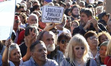 LA EDUCACIÓN PÚBLICA SE DEFIENDE EN CHILE, ARGENTINA Y AMÉRICA LATINA 