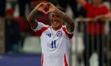EL FUTBOLISTA CHILENO EDUARDO VARGAS, ESTRELLA DE ‘LA ROJA’, SE BAUTIZA