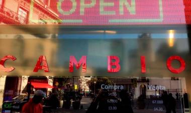 MILEI Y CAPUTO NO LA VEN, PERO SE PARECE AL COMIENZO DE UNA CORRIDA CAMBIARIA