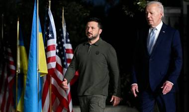 BIDEN Y ZELENSKI FIRMAN UN ACUERDO DE SEGURIDAD POR DIEZ AÑOS