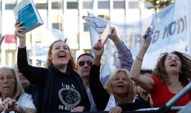 CON CLASES PÚBLICAS, ASAMBLEAS Y VOLANTEADAS