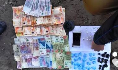 UN JOVEN FUE DETENIDO EN BARRANQUERAS POR CIRCULAR CON BOCHITAS DE COCAÍNA
