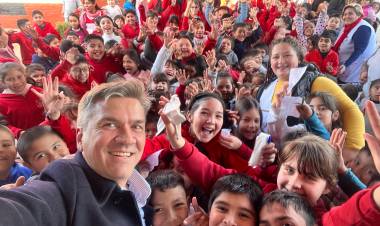 VILLA ÁNGELA: EL GOBERNADOR ENTREGÓ UN VEHÍCULO AL PROGRAMA “ECO-EQUIPO” PARA LA ARTICULACIÓN DE TRABAJOS EN LAS ESCUELAS