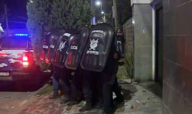 LAUDELINA PEÑA FUE TRASLADADA POR LA POLICÍA TRAS LOS PIEDRAZOS CONTRA SU HOTEL