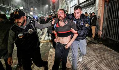 GOLPES, PATADAS Y HASTA PENITENCIARIOS DE NEGRO Y ENCAPUCHADOS