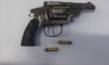 IBAN EN MOTO CON UN REVÓLVER, QUISIERON ESCAPAR, PERO LOS ATRAPARON