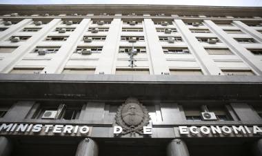 CON LA MESA SERVIDA PARA EL BLANQUEO